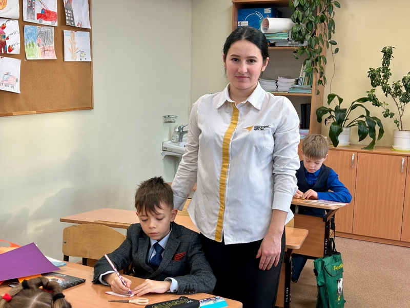 Изготовлением праздничных сувениров для мам сегодня занимались ученики 3 «Б» класса Изготовлением праздничных сувениров для мам сегодня занимались ученики 3 «Б» класса.